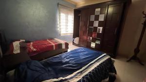 Llit o llits en una habitació de Tarawneh & Thawabi