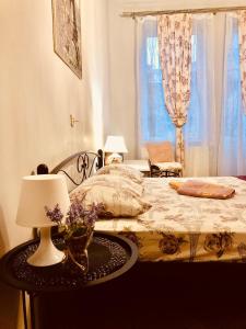 1 dormitorio con 1 cama y 1 mesa con lámpara en Vintage Apartment 2 rooms with Balcony en Leópolis
