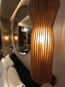 una camera da letto con specchio, letto e sidro di sidro. di Hôtel Kyriad Brive Ouest a Brive-la-Gaillarde