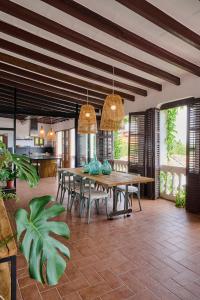 科馬魯加的住宿－Villa Masía Blanca，一间带桌椅的用餐室