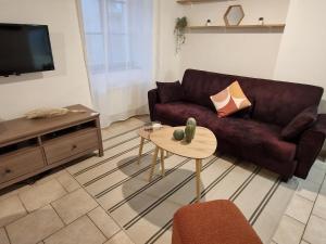 - un salon avec un canapé et une table dans l'établissement Échappée royale au pied du château, Hyper-Centre, à Blois