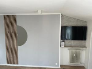 - un salon avec une porte coulissante et une télévision dans l'établissement Apartment Mathilda, à Bolzano