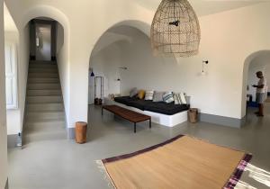 un soggiorno con un divano e un tavolo di Villa Giacinti a Lingua Altre 46 foto