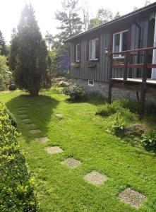 um quintal de uma casa com um relvado sidx sidx sidx em Tallhöjden 25 em Nynäshamn