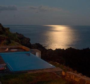ラジェス・ド・ピコにあるCasa Azulのスイミングプール付きの家から海の景色を望めます。