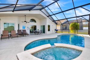 een binnenzwembad met een glazen plafond bij Lakeview Luxury Oasis in Kissimmee