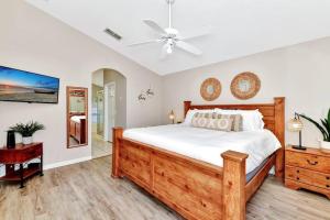 een slaapkamer met een groot bed en een plafondventilator bij Lakeview Luxury Oasis in Kissimmee +30 foto's