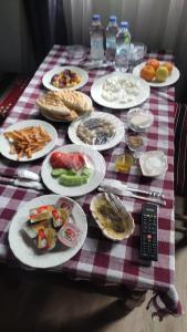 ein Picknicktisch mit Teller mit Essen drauf in der Unterkunft Hayadlı Konak Butik Otel in Gaziantep