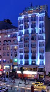 イスタンブールにあるCVK タクシム ホテル イスタンブールの青い灯りが灯る白い高い建物