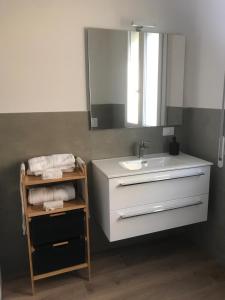 uma casa de banho com um lavatório e um espelho em BOLOESTHOUSE em Bolonha