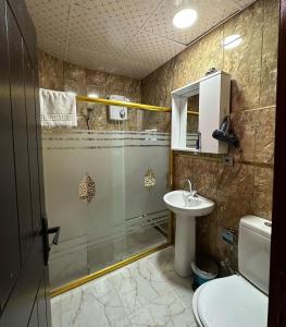 y baño con ducha y lavamanos. en Hayadlı Konak Butik Otel, en Gaziantep