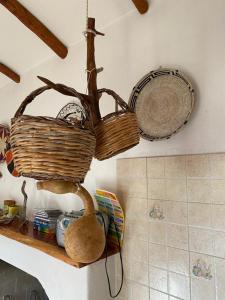 due cestini su uno scaffale in cucina di Stazzo Isola Rossa di Gallura a Trinità dʼAgultu