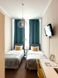 Un pat sau paturi într-o cameră la Bim's Homey Apartments