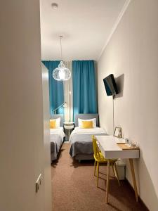 Un pat sau paturi într-o cameră la Bim's Homey Apartments