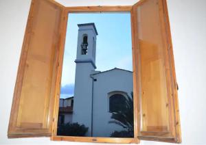 フィレンツェにあるResidenza Cavourの時計塔が後ろに開いた窓