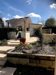 a small garden in front of a house at Charmant T1 privé avec vue et accès piscine in Basse-Goulaine