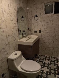 Kylpyhuone majoituspaikassa CEGA HOME BASIC