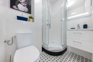 uma casa de banho com um chuveiro, um WC e um lavatório. em UnitApartament Warszawa Centrum Room in Apartment by Metro Rondo ONZ Super wygodne noclegi zapraszamy em Varsóvia