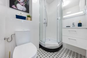 Kúpeľňa v ubytovaní UnitApartament Warszawa Centrum Room in Apartment by Metro Rondo ONZ Super wygodne noclegi zapraszamy + 26 fotografií