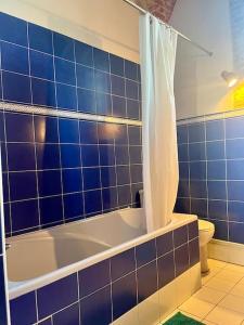 Um banheiro em Cozy flat in castle near Fontainebleau - 10 min
