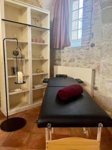 uma mesa com uma almofada vermelha numa sala em Cozy flat in castle near Fontainebleau - 10 min em Fleury-en-Bière