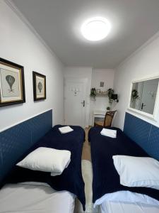 Łóżko lub łóżka w pokoju w obiekcie UnitApartament Warszawa Centrum Room in Apartment by Metro Rondo ONZ Super wygodne noclegi zapraszamy