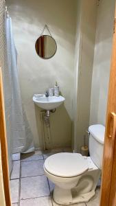 サン・サルバドルにあるLindo espacio, cómodo y céntricoのバスルーム(トイレ、洗面台付)