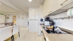 a kitchen with a counter and a counter top with a table at Kastrexana Apartamento con tranquilidad y wifi in Bilbao