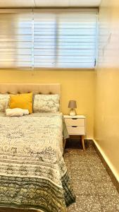 a bedroom with a bed and a window at Lindo espacio, cómodo y céntrico in San Salvador