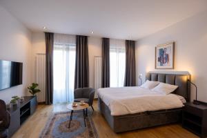 een hotelkamer met een bed en een televisie bij Belgrade Center Apartment Lux 1 in Belgrado