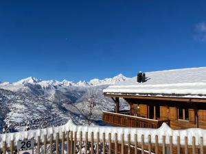 韦松纳Le Preyet的山地雪覆盖的房子