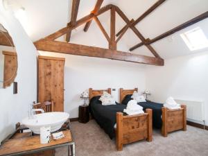 a bedroom with a bed and a sink and a tub at 3 Bed in York 37257 in Fangfoss