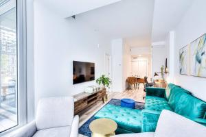 sala de estar con sofá verde y mesa en Executive Suite Corporate stays Heart of Downtown en Montreal