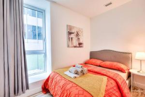 1 dormitorio con cama y ventana en Executive Suite Corporate stays Heart of Downtown en Montreal