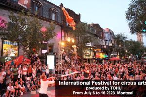 una multitud de personas viendo a un hombre balanceando un bate de béisbol en Executive Suite Corporate stays Heart of Downtown en Montreal