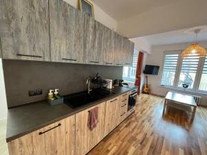 cocina con armarios de madera y suelo de madera en Family friendly downtown apart, en Sofía 12 fotos más