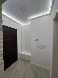 Un baño blanco con bañera y ventana. en Family friendly downtown apart, en Sofía