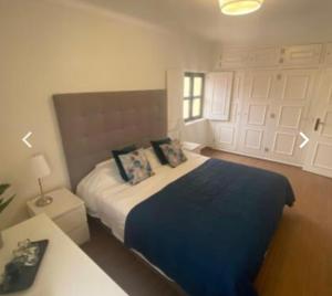 um quarto com uma cama e uma mesa com um candeeiro em Vilamoura 2 bed new apartment em Vilamoura