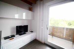 TV a/nebo společenská místnost v ubytování Vigne di Scanzo