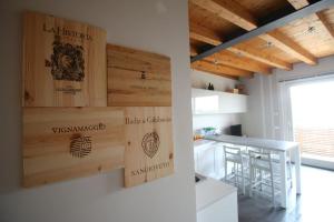 - une cuisine avec des panneaux en bois sur le mur dans l'établissement Vigne di Scanzo, à Scanzorosciate