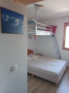 a small room with a bunk bed and a ladder at Appartement Le Corbier, 3 pieces, 7 personnes, au pied des pistes in Villarembert