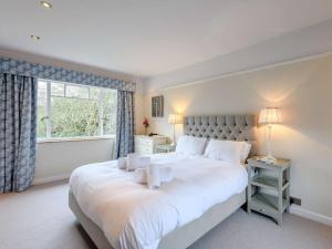 a bedroom with a large white bed and a window at 3 Bed in Cerne Abbas 74803 in Cerne Abbas