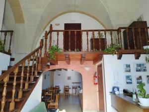an archway leading up to a staircase in a building at B&B Terra Serena in Santa Cesarea Terme