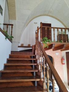 Una escalera en una casa con escalones de madera en B&B Terra Serena, en Santa Cesarea Terme