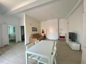 ein Wohnzimmer mit einem weißen Tisch und einem Sofa in der Unterkunft Casa Antonio - apartamento Orion in Playa de San Juan
