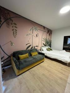 a living room with a couch and a bed at Calari Rooms - Monolocale in Bologna