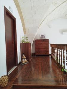 corridoio con pavimento in legno e porta di B&B Terra Serena a Santa Cesarea Terme