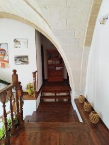 uma escada numa casa com um arco em B&B Terra Serena em Santa Cesarea Terme
