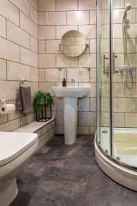 La salle de bains est pourvue d'un lavabo et d'une douche. dans l'établissement Strawberry House, à Richmond