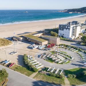 una vista aérea de un aparcamiento junto a la playa en le Colibri "3 étoiles", en Plurien